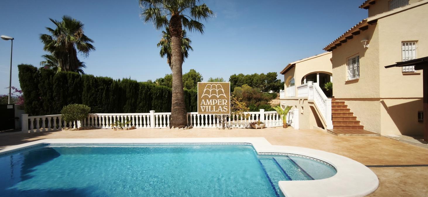 Spacious villa with guest apartment within short distance of the center of Altea la Vella.